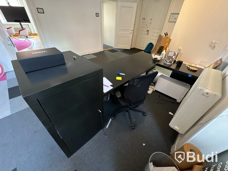 Platsbyggd receptionsdisk med förvaringsskåp och kontorsstol