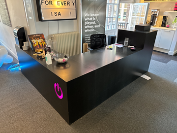 Platsbyggd receptionsdisk med förvaringsskåp och kontorsstol 