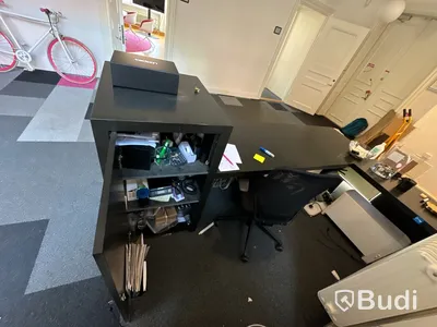 Platsbyggd receptionsdisk med förvaringsskåp och kontorsstol