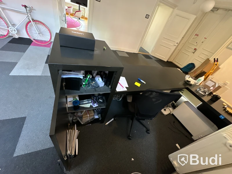 Platsbyggd receptionsdisk med förvaringsskåp och kontorsstol