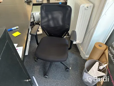 Platsbyggd receptionsdisk med förvaringsskåp och kontorsstol