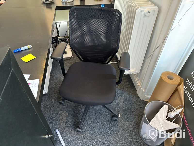 Platsbyggd receptionsdisk med förvaringsskåp och kontorsstol