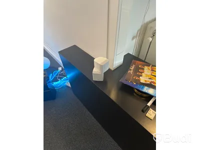 Platsbyggd receptionsdisk med förvaringsskåp och kontorsstol