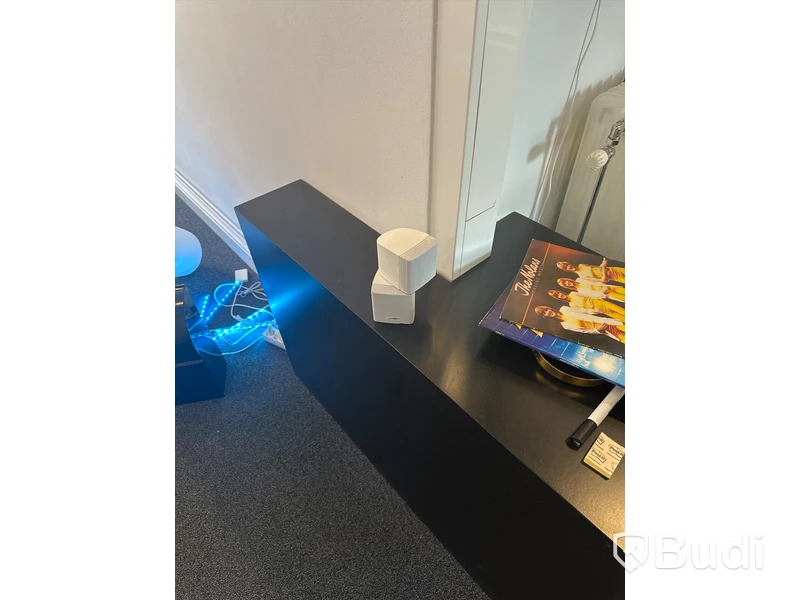 Platsbyggd receptionsdisk med förvaringsskåp och kontorsstol