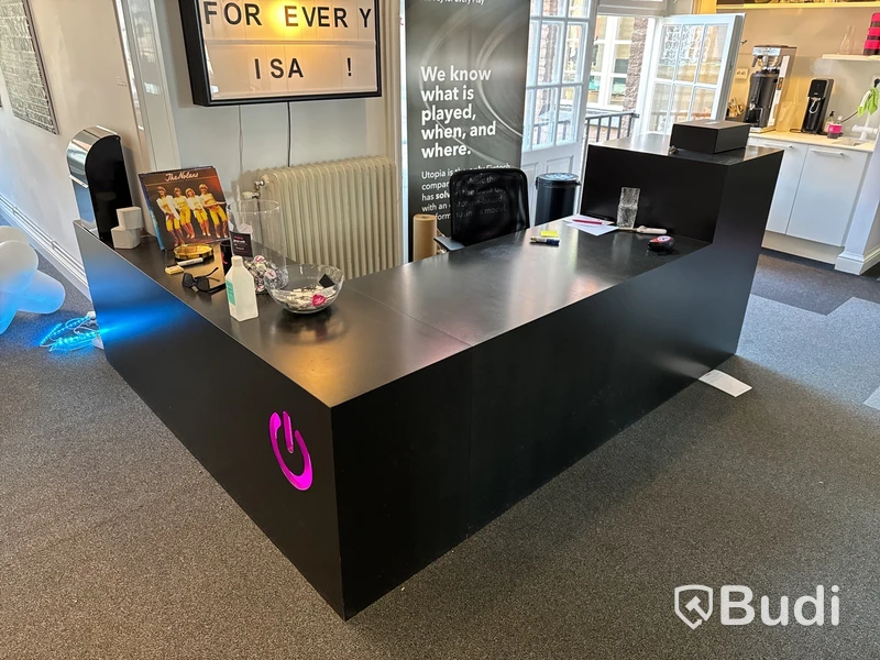 Platsbyggd receptionsdisk med förvaringsskåp och kontorsstol