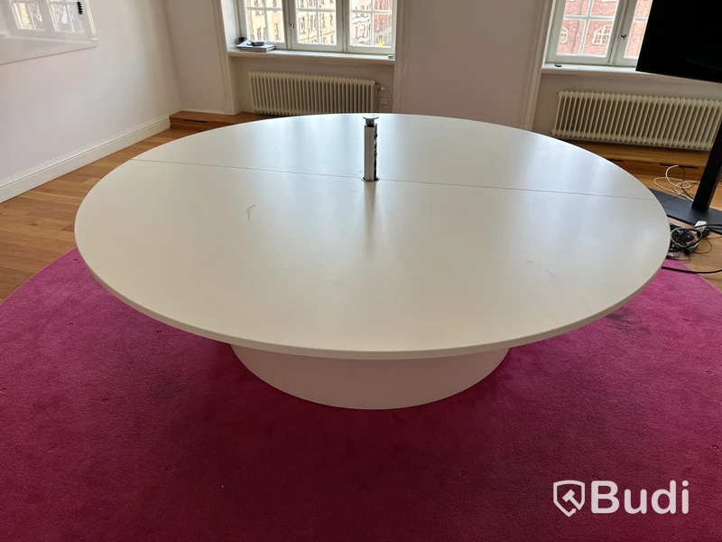 Platsbyggt konferensbord