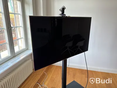 Samsung-TV på stativ med tillhörande konferensutrustning