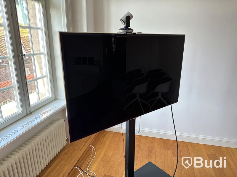 Samsung-TV på stativ med tillhörande konferensutrustning