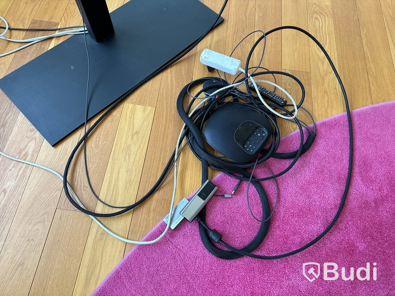 Samsung-TV på stativ med tillhörande konferensutrustning
