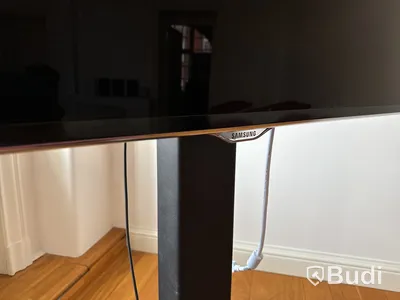 Samsung-TV på stativ med tillhörande konferensutrustning