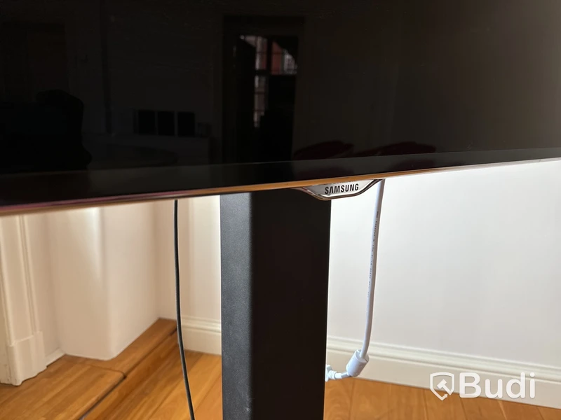 Samsung-TV på stativ med tillhörande konferensutrustning