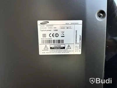 Samsung-TV på stativ med tillhörande konferensutrustning