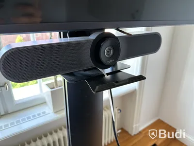 Samsung-TV på stativ med tillhörande konferensutrrustning