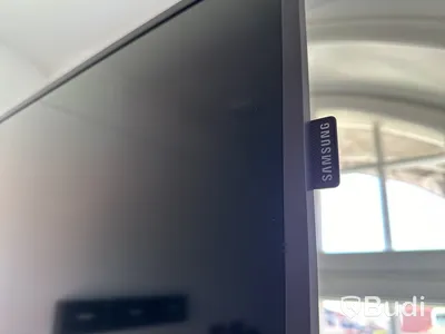 Samsung-TV på stativ med tillhörande konferensutrrustning