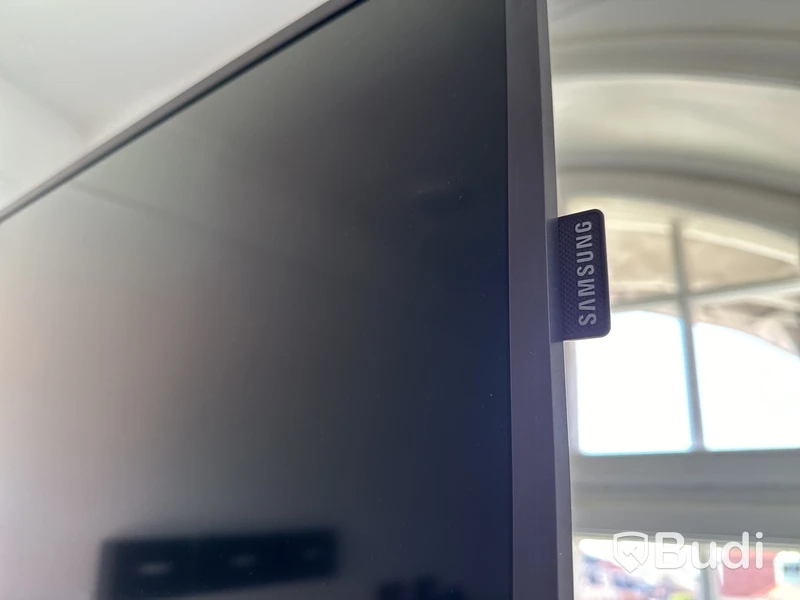 Samsung-TV på stativ med tillhörande konferensutrrustning