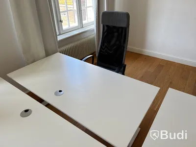 Skrivbord med kontorsstol