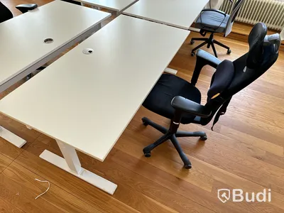 Skrivbord med kontorsstol
