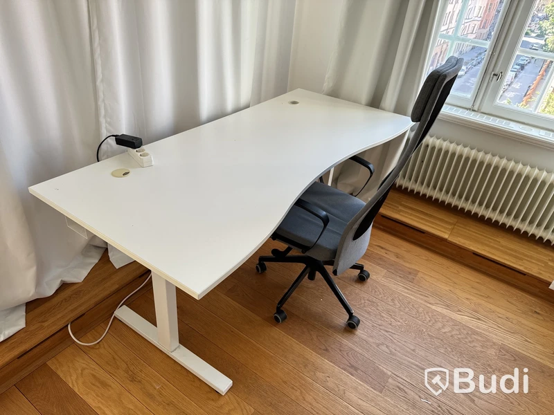 Höj- och sänkbart skrivbord med kontorsstol