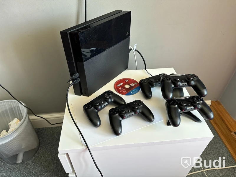 Spelkonsol, PlayStation 4 med 5 st. handkontroller
