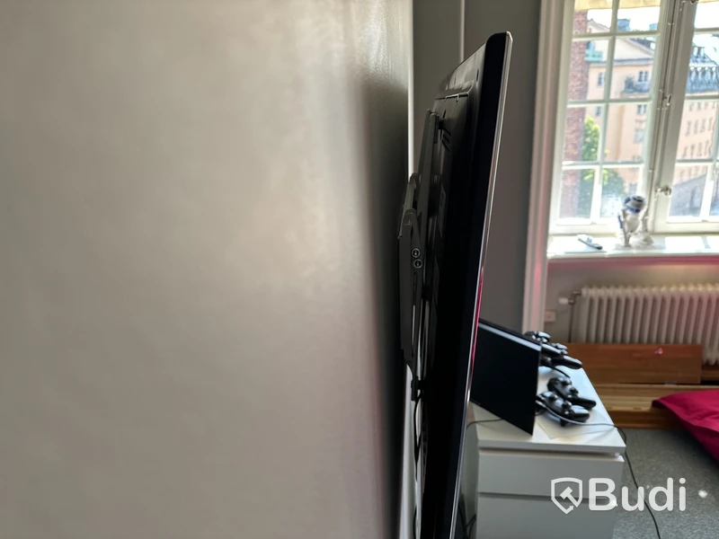 Samsung-TV med väggfäste