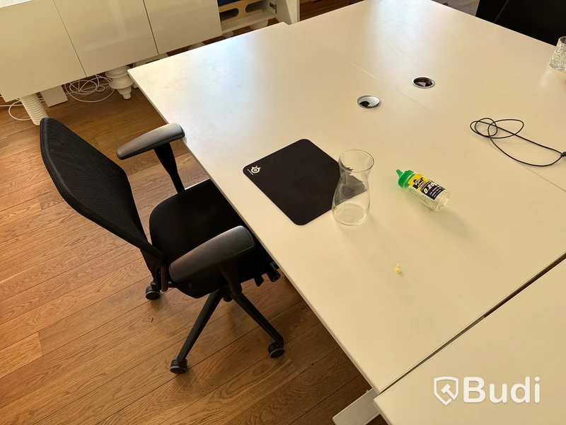 Skrivbord med kontorsstol