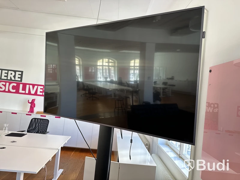 Samsung-TV på stativ