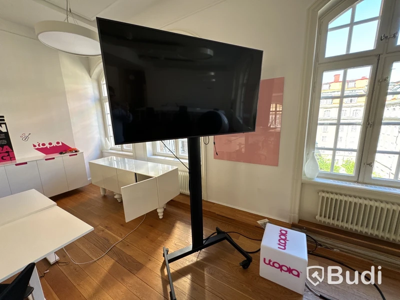 Samsung-TV på stativ