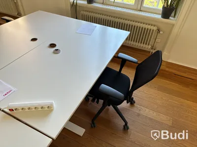 Skrivbord med kontorsstol
