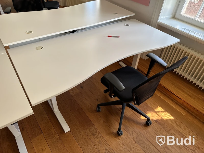 Höj- och sänkbart skrivbord med kontorsstol