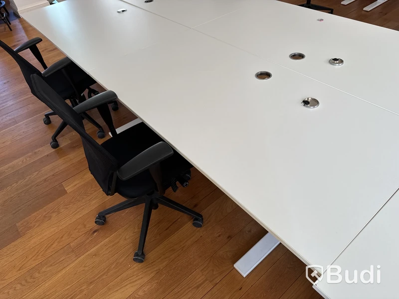 Skrivbord med kontorsstol