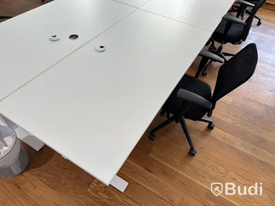 Skrivbord med kontorsstol