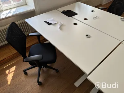 Skrivbord med kontorsstol