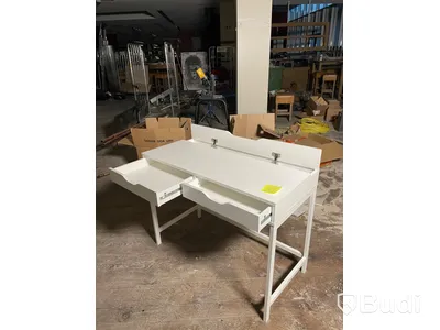 Mindre skrivbord vitt