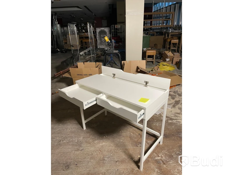 Mindre skrivbord vitt