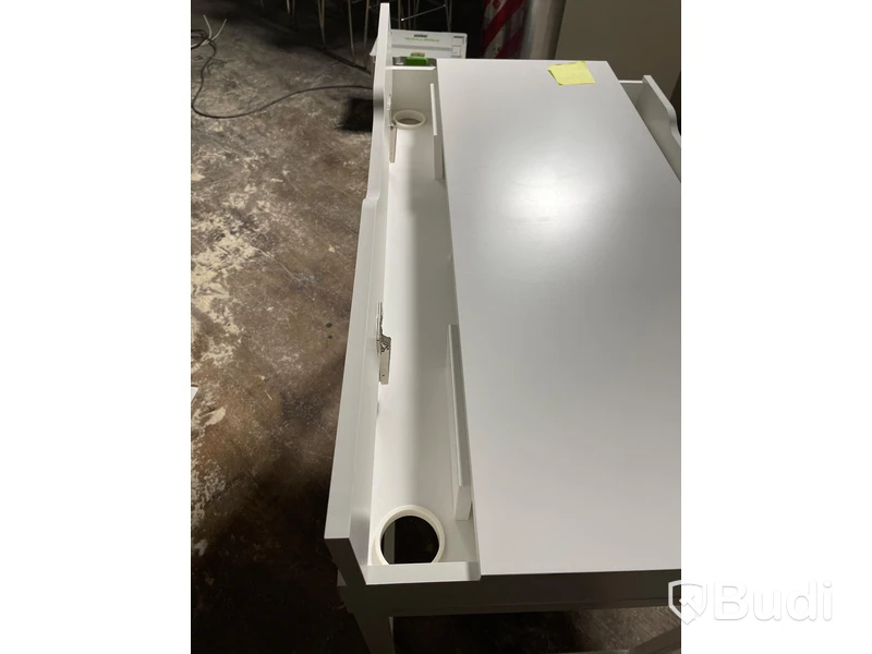 Mindre skrivbord vitt