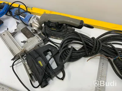 Div verktyg Meec Sticksåg, Biltema måttband, Meec Slipmaskin, Powercraft stiftpisto, Meec Cirkelsåg, vattenpass m.m.