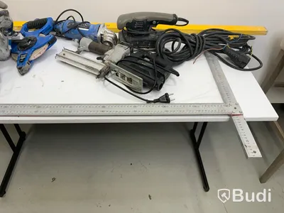 Div verktyg Meec Sticksåg, Biltema måttband, Meec Slipmaskin, Powercraft stiftpisto, Meec Cirkelsåg, vattenpass m.m.