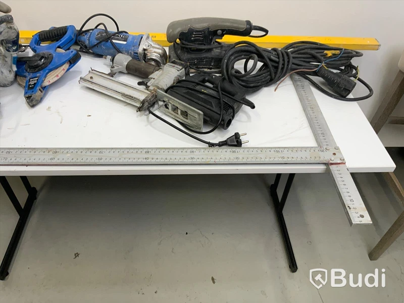 Div verktyg Meec Sticksåg, Biltema måttband, Meec Slipmaskin, Powercraft stiftpisto, Meec Cirkelsåg, vattenpass m.m.