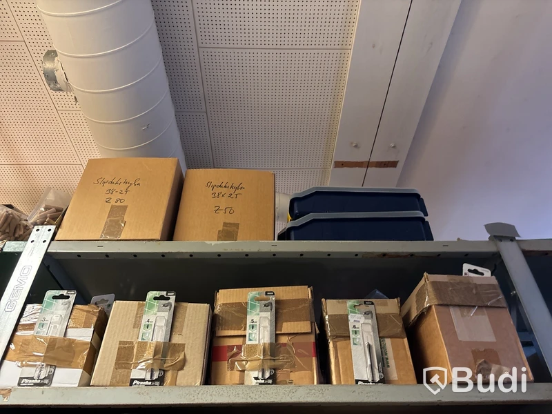 Stort varulager med nya verktyg och tillbehör