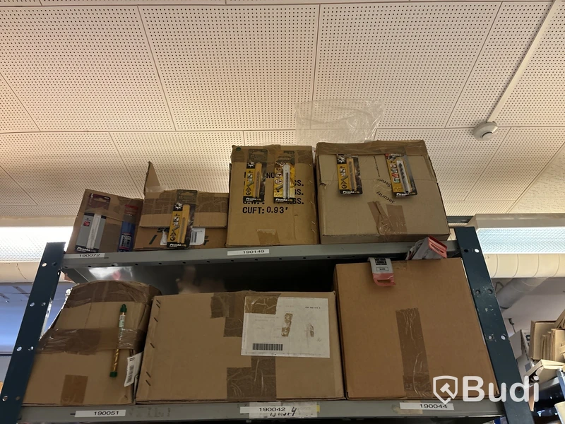 Stort varulager med nya verktyg och tillbehör
