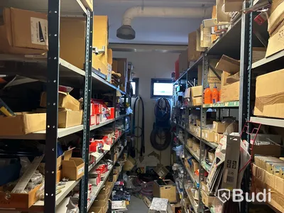 Stort varulager med nya verktyg och tillbehör
