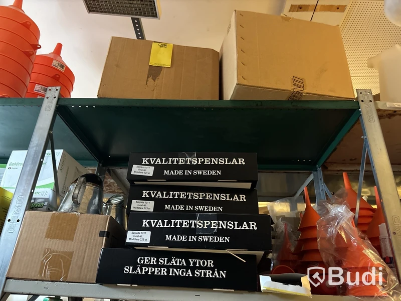 Stort varulager med nya verktyg och tillbehör