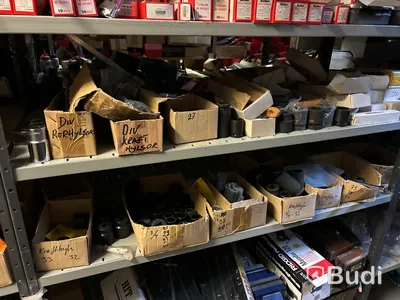 Stort varulager med nya verktyg och tillbehör