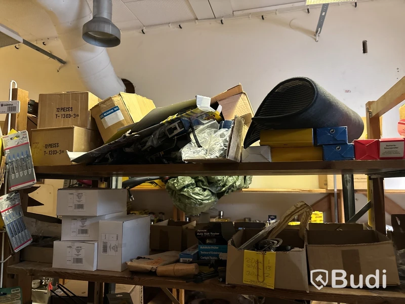 Stort varulager med nya verktyg och tillbehör