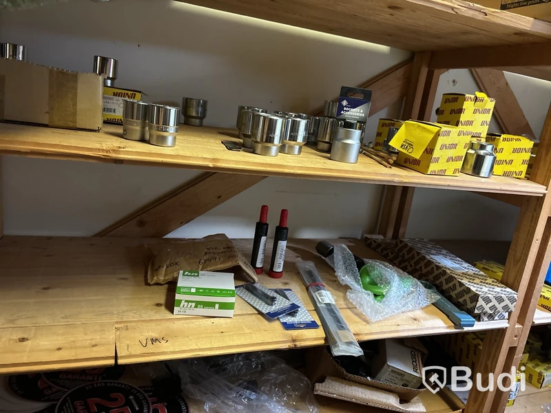 Stort varulager med nya verktyg och tillbehör