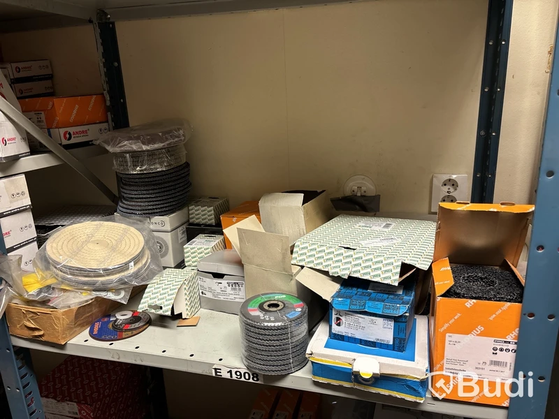 Stort varulager med nya verktyg och tillbehör