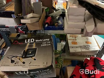 Stort varulager med nya verktyg och tillbehör