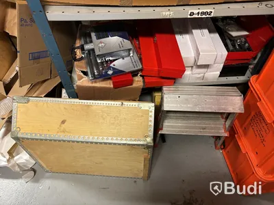 Stort varulager med nya verktyg och tillbehör