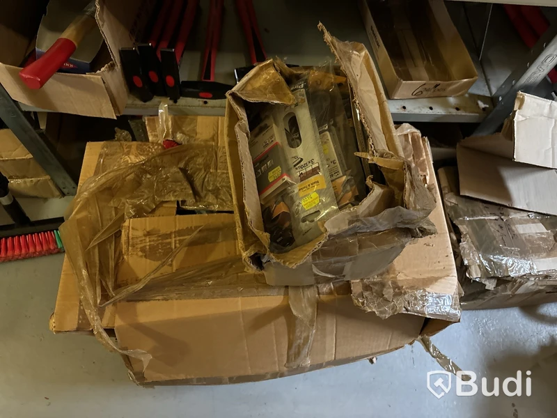 Stort varulager med nya verktyg och tillbehör