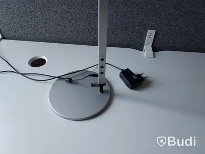 Skrivbord, stol, skåp, lampa